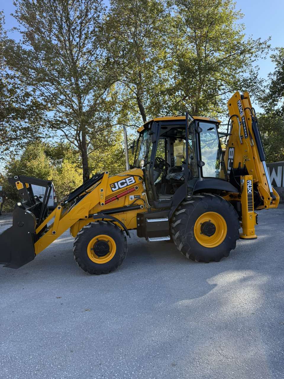 Σύγχρονος εκσκαφέας φορτωτής JCB, αξιόπιστος εξοπλισμός για απαιτητικά τεχνικά έργα