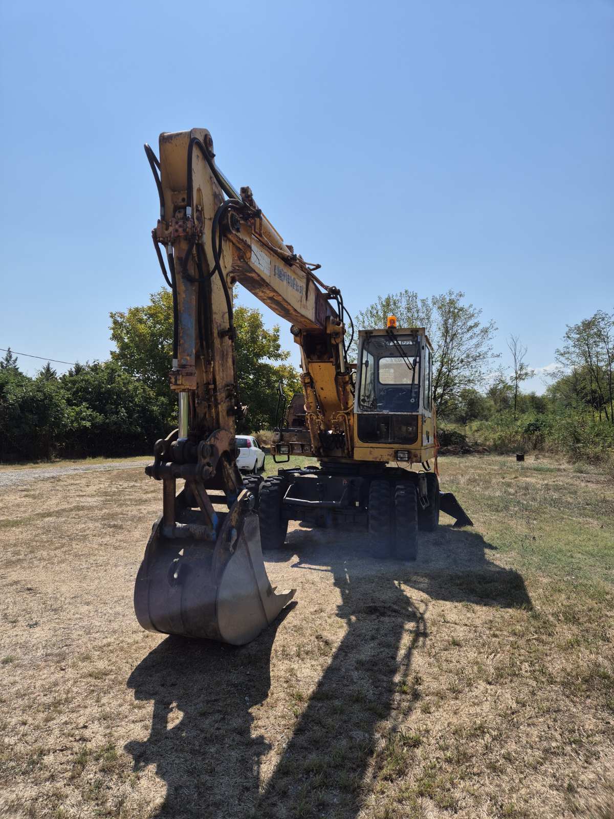 Τροχοφόρος εκσκαφέας σε πλήρη λειτουργία για έργα εκσκαφής και διαμόρφωσης