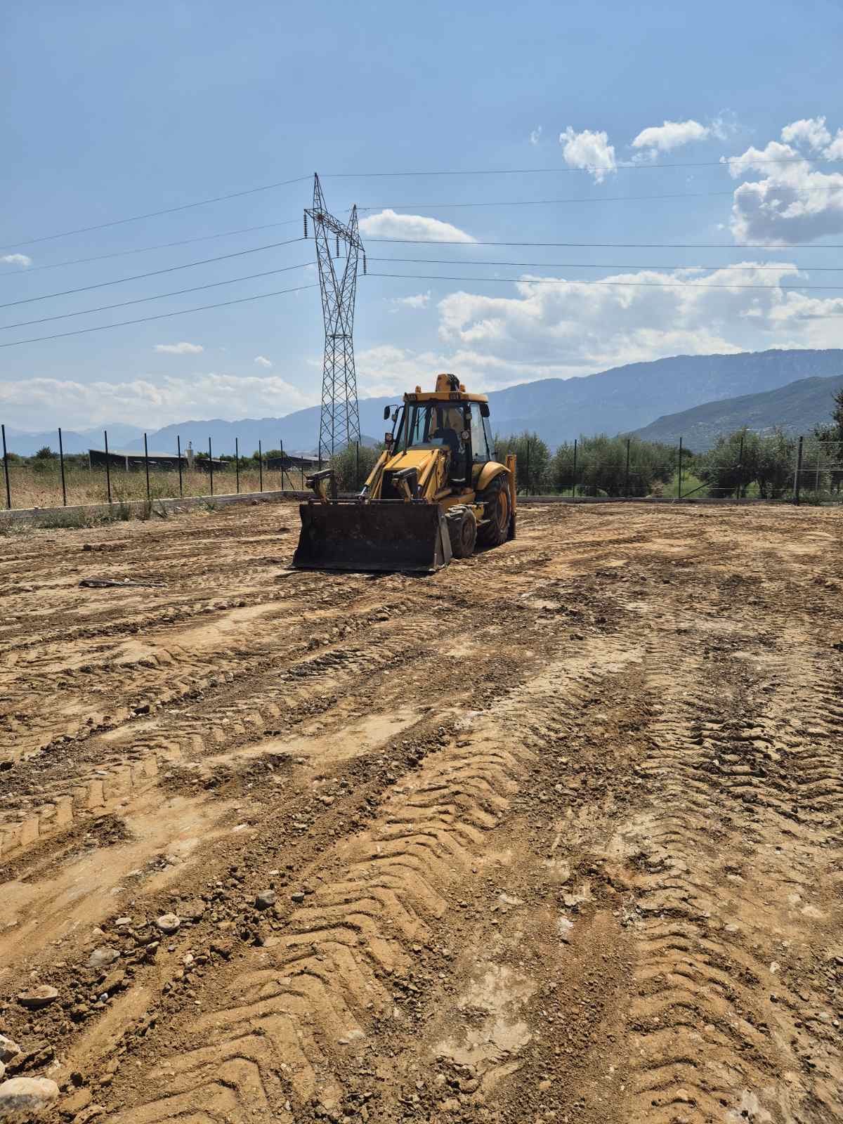 Εκσκαφέας φορτωτής JCB σε εργασίες προετοιμασίας και διαμόρφωσης εδάφους