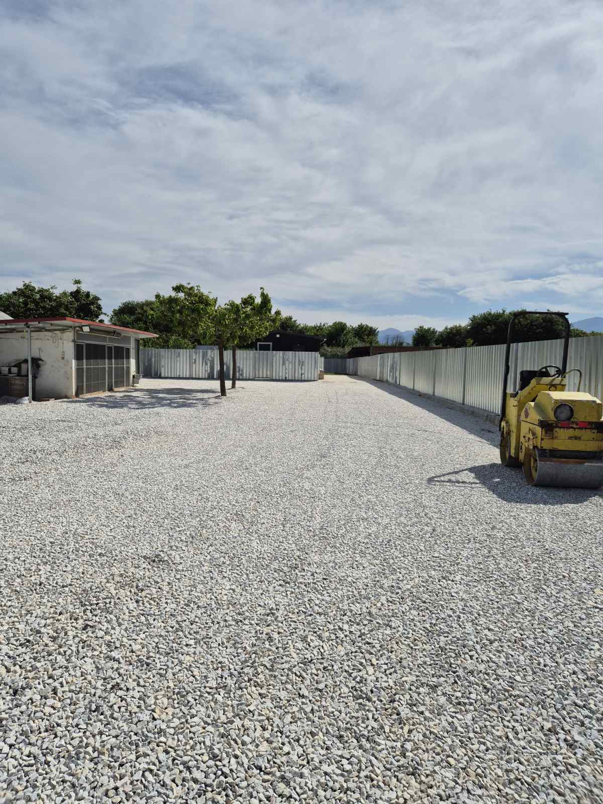 Εκσκαφή τάφρου με σύγχρονο εκσκαφέα για υπόγειες υποδομές και δίκτυα