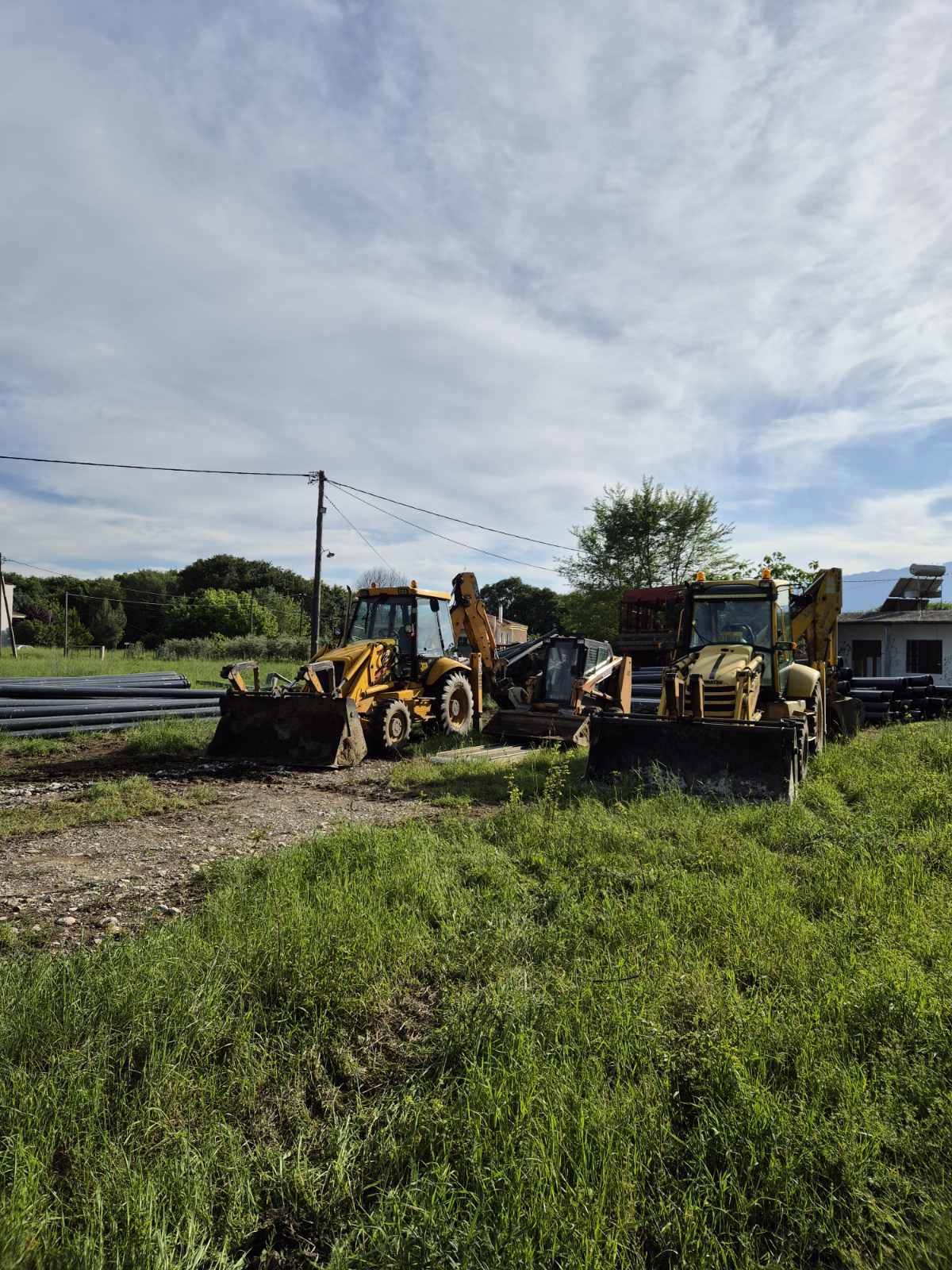 Τελική διαμόρφωση χώρου με χαλίκι και συμπύκνωση εδάφους για ασφαλή πρόσβαση