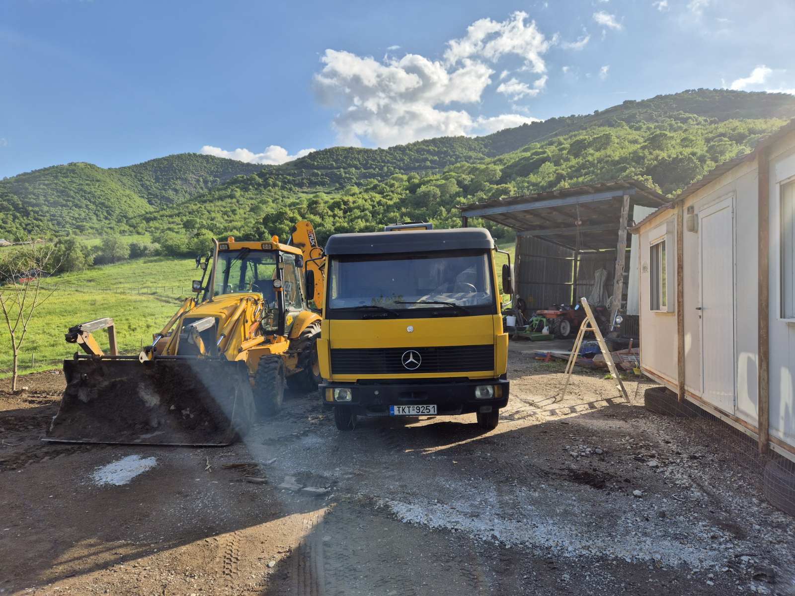 Στόλος εκσκαφέων φορτωτών έτοιμος για μεγάλα και σύνθετα τεχνικά έργα